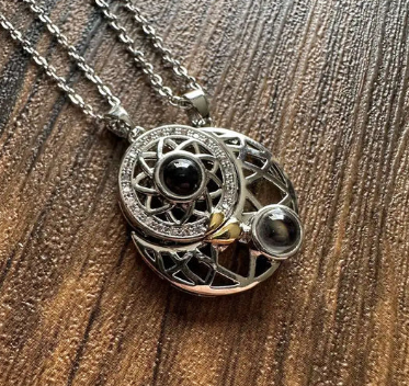 Collar Pareja Sol y Luna ("Te Amo" en 100 idiomas)