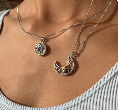 Collar Pareja Sol y Luna ("Te Amo" en 100 idiomas)
